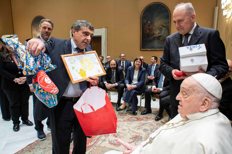Em encontro no Vaticano, papa Francisco agradece a médicos que salvaram sua vida