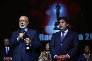 Elza Soares é a grande homenageada do Troféu Raça Negra deste ano em 2016. Também recebe o prêmio, o secretário de Saúde do Estado de SP, David Uip, e  a reverenda norte-americana Kim Cape, presidente do fundo norte-americano de investimentos do Instituto Metodista de Serviços Educacionais e secretária-geral da General Boardof Higher Educationand Ministry (GBHEM). O Troféu raça Negra é realizado pela ONG Afrobras, em parceria com a Faculdade Zumbi dos Palmares, desde 2000, instituído durante as comemorações dos 500 anos de descobrimento do Brasil. A partir de 2004, se tornou anual sempre reconhecendo a atuação de uma pessoa de destaque da comunidade negra nacional ou internacional, que contribuiu para a construção de uma sociedade plural, por meio do combate ao preconceito, à intolerância e à discriminação. Reconhecido internacionalmente e integrado ao calendário oficial da cidade de São Paulo, o Troféu Raça Negra é o maior evento da negritude no Brasil, considerado o ?Oscar? da comunidade negra.