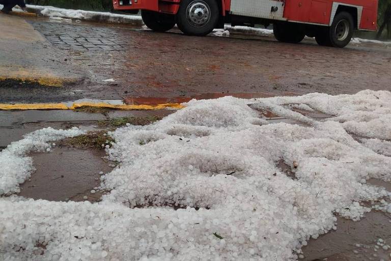 'Saraivada de granizo' atinge cidade do Rio Grande do Sul e causa estragos em 120 casas
