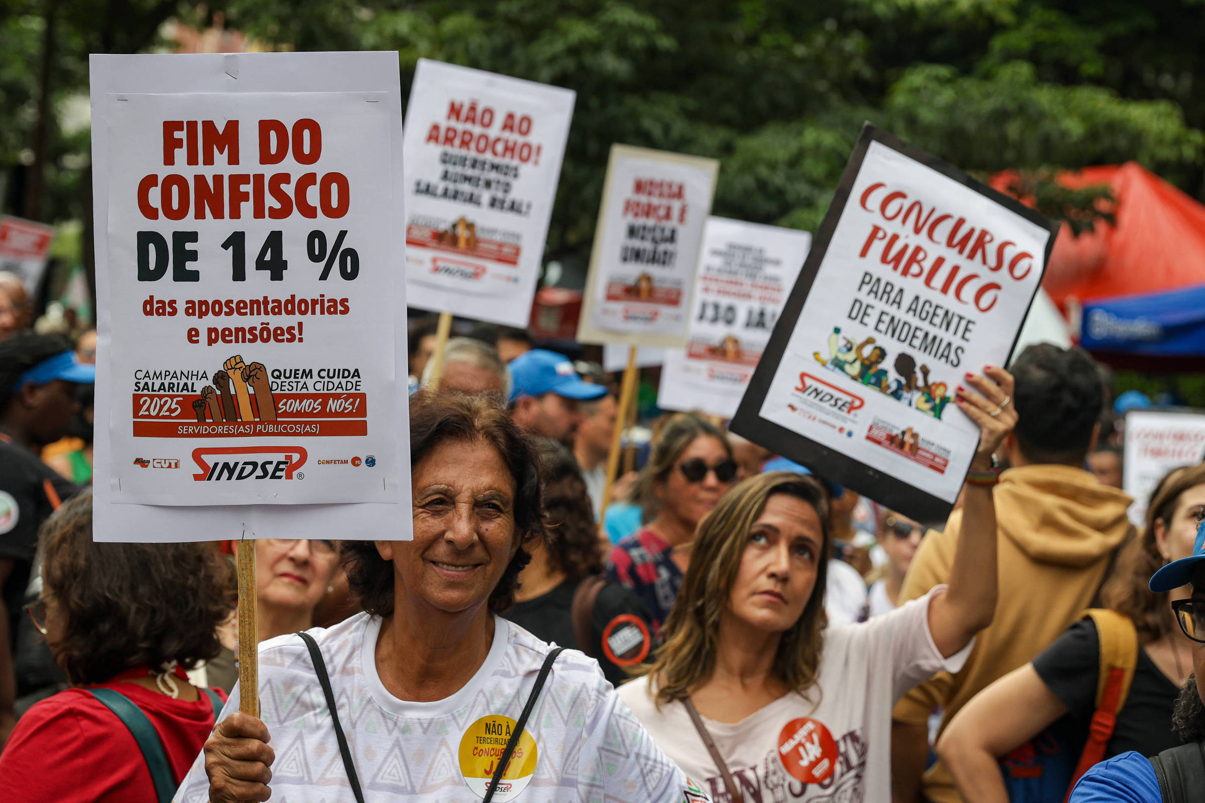 Professores de SP fazem caminhada até a prefeitura em protesto por reajuste