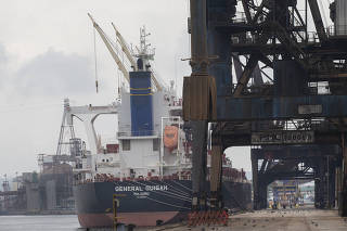 Problemas de infraestrutura em portos brasileiros onde a pouca profundidade impede acesso de navios maiores:  Navios ancorados no  canal do Porto de Santos