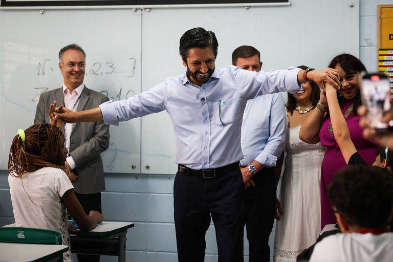 Parlamentares do PSOL vão à Justiça contra gestão Nunes por ter afastado 25 diretores de escolas