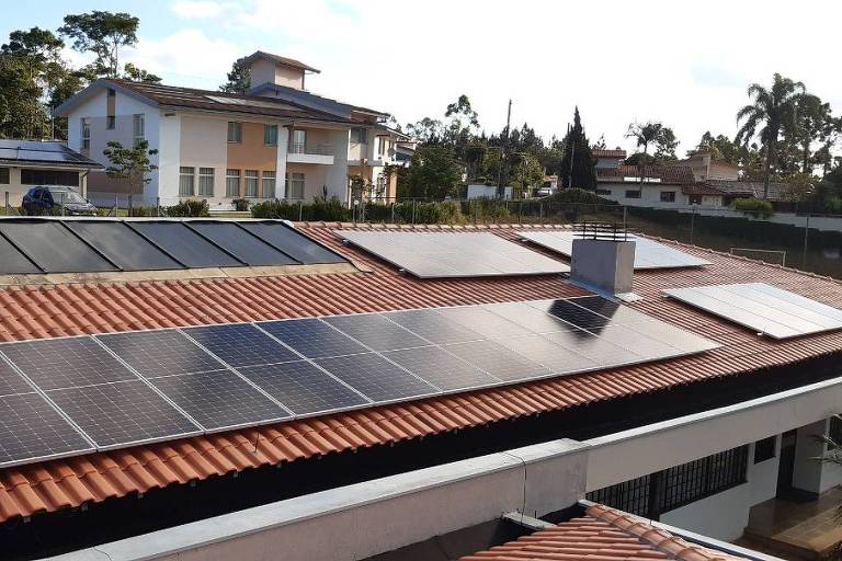 Painéis solares estão se tornando mais comuns dentre brasileiros que procuram como economizar na conta de energia elétrica.
