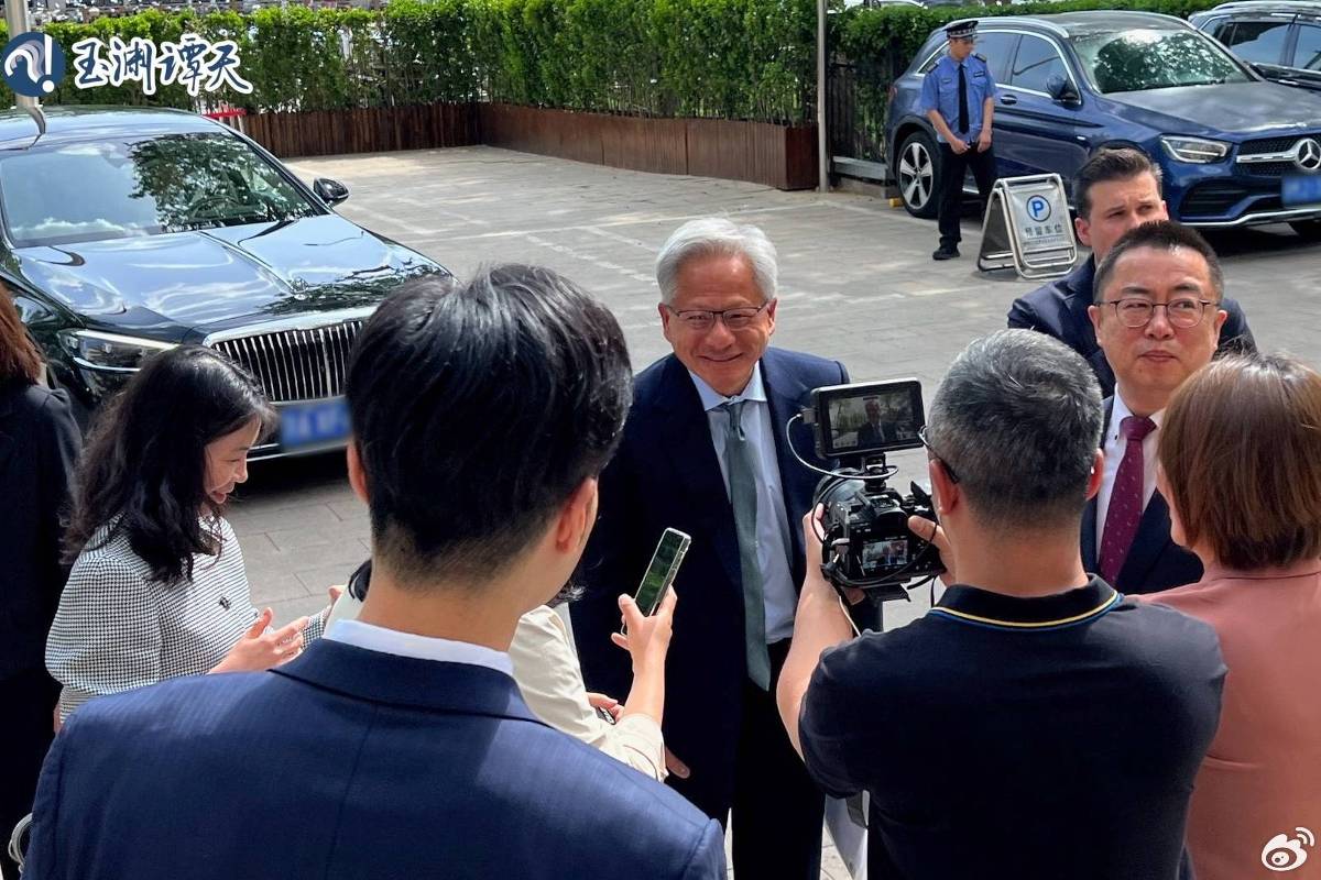 Proibido por Trump de vender chip à China, CEO da Nvidia aparece em Pequim