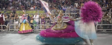 SÃO PAULO, SP - 28.02.2025 - Desfile da escola Rosas de Ouro com o enredo ?Rosas de Ouro em uma Grande Jogada? no Sambódromo do Anhembi no primeiro dia de carnaval das escolas de samba de São Paulo. (Foto: Felipe Iruatã/Folhapress)