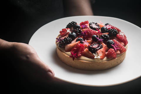 SAO PAULO - 10.04.2025 - FOLHA COMIDA - Como fazer tortas - Na foto, torta de frutas vermelhas com massa SABLAGEM (Sablage). Série Bê-á-bá da Confeitaria, explica como fazer tortas doces com a chef confeiteira do restaurante Tuju, Rhaiza Zanetti. Foto: KEINY ANDRADE/FOLHAPRESS