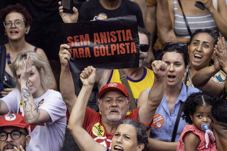 Segundo pesquisa do Datafolha divulgada em abril, 56% da população brasileira é contra a anistia e 52% acreditam que Bolsonaro deve ser preso. A margem de erro é de dois pontos para mais ou para menos