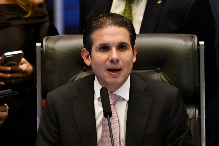 O presidente da Câmara, Hugo Motta (Republicanos-PB), ficou numa saia-justa entre o compromisso que firmou com o PL, de pautar a urgência caso o partido conseguisse as assinaturas necessárias, e com integrantes do governo e do Supremo, que avaliam que o projeto de anistia poderia abrir uma crise institucional. Ele disse que levaria a questão sobre pautar ou não a urgência ao colégio de líderes