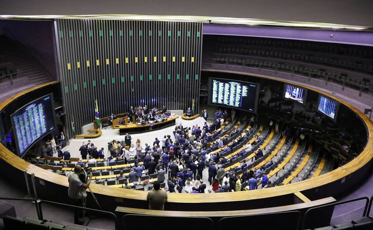 Partidos com ministérios de Lula dão 63% dos votos em brecha para Bolsonaro