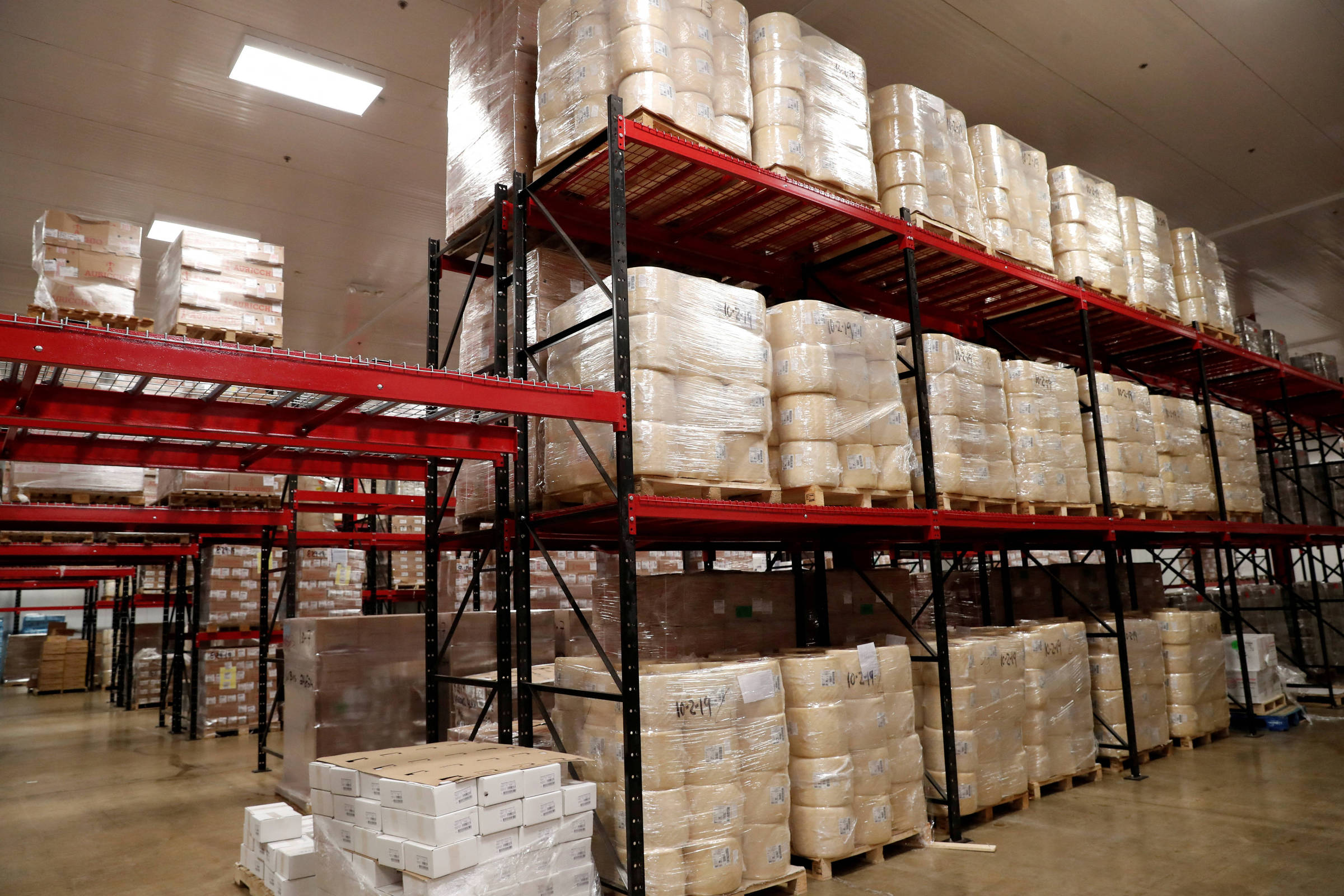 Exportações do queijo italiano Grana Padano atingem recorde, mas tarifas ameaçam vendas