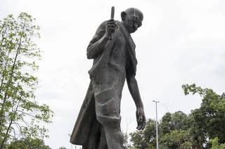 DESTRUIÇÃO DE MONUMENTOS