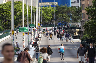 Movimento  de pessoas no Minhocao no domingo no fim de tarde. Projeto do vereador Gilson Barreto (PSDB)  propoe reduzir o perodo de fechamento do Minhocao, estendendo o trafego de carros ate as 21h30