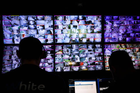 SAO PAULO/ SP, BRASIL, 16/04/2025: Centro de operações da empresa White Vigilância, que instala totens de câmeras em frente a prédios.(Foto: Zanone Fraissat/Folhapress, COTIDIANO)***EXCLUSIVO****