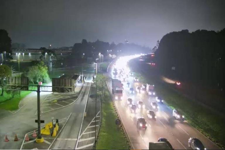 Após noite de congestionamento, rodovias de SP começam feriadão com tráfego normal