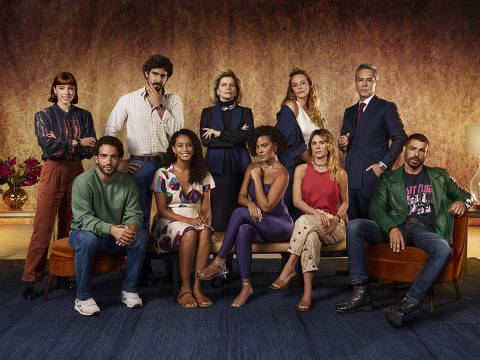 Solange (Alice Wegmann), Afonso Roitman (Humberto Carrão), Ivan (Renato Góes), Raquel (Taís Araujo), Odete Roitman (Débora Bloch), Maria de Fátima (Bella Campos),  Heleninha (Paolla Oliveira), Leila (Carolina Dieckmann), Marco Aurélio (Alexandre Nero) e César (Cauã Reymond)