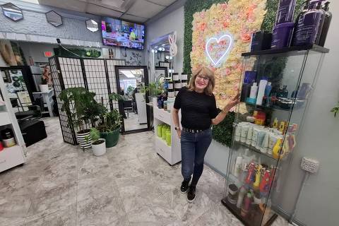 Vanda Alves, dona do Vanda´s Saloon, em Framingham, na região metropolitana de Boston, teve queda em atendimentos com políticas migratórias de Trump