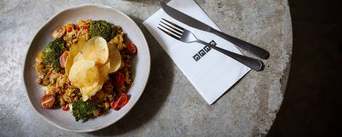 SAO PAULO/SP, BRASIL-13.04.2025 - Arroz de bacalhau preparado no restaurante Fitó em Pinheiros. (Foto: Zanone Fraissat/Folhapress. COMIDA***EXCLUSIVO***.