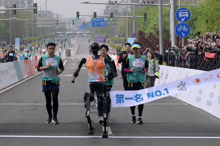 Pequim sedia primeira meia maratona de robôs humanoides