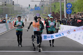 (SP)CHINA-BEIJING-E-TOWN HALF MARATHON AND HUMANOID ROBOTS HALF MARATHON (CN)