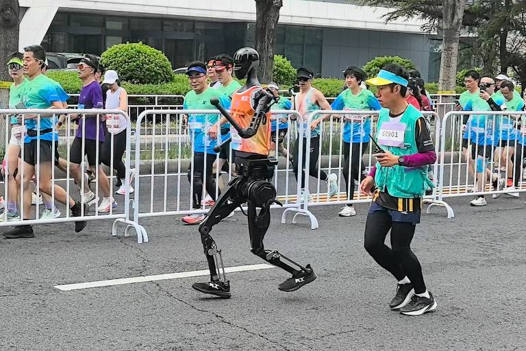 China faz primeira meia maratona de robôs com vitória de humanoide em 2 horas e 40 minutos
