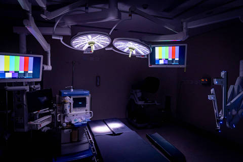 SÃO PAULO, SP, 16.04.2025 - CIRURGIA-ROBÓTICA - Sala de cirurgia robótica, um robô cirurgião equipado com quatro braços/pinças realiza procedimentos com máxima precisão. Fotos da sala híbrida e sala de cirurgia robótica no Hospital das Clínicas da Faculdade de Medicina da USP, feitas na manhã desta quarta-feira (16). (Foto: Allison Sales/Folhapress ESPECIAIS ) ORG XMIT: 613484