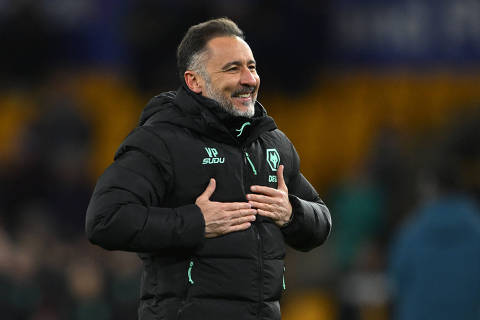 Soccer Football - Premier League - Wolverhampton Wanderers v West Ham United - Molineux Stadium, Wolverhampton, Britain - April 1, 2025 Wolverhampton Wanderers manager Vitor Pereira celebrates after the match REUTERS/Jaimi Joy EDITORIAL USE ONLY. NO USE WITH UNAUTHORIZED AUDIO, VIDEO, DATA, FIXTURE LISTS, CLUB/LEAGUE LOGOS OR 'LIVE' SERVICES. ONLINE IN-MATCH USE LIMITED TO 120 IMAGES, NO VIDEO EMULATION. NO USE IN BETTING, GAMES OR SINGLE CLUB/LEAGUE/PLAYER PUBLICATIONS. PLEASE CONTACT YOUR ACCOUNT REPRESENTATIVE FOR FURTHER DETAILS..