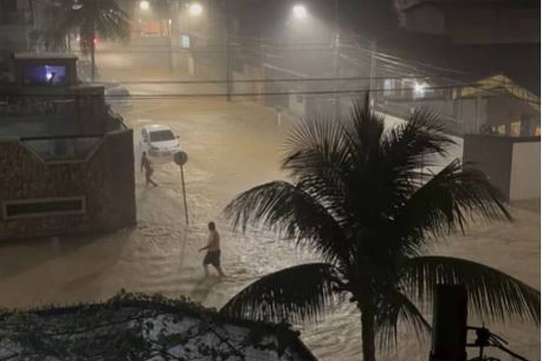 Defesa Civil emite alerta extremo e sirenes tocam para moradores deixarem suas casas em Guarujá