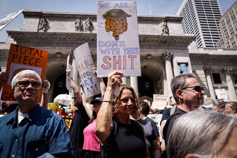 Manifestantes participam do protesto contra as políticas do atual presidente amerciano Donald Trump a respeito de imigrantes e a crise climática em Nova York; atos contra o governo tomaram as ruas de várias cidades dos Estados Unidos
