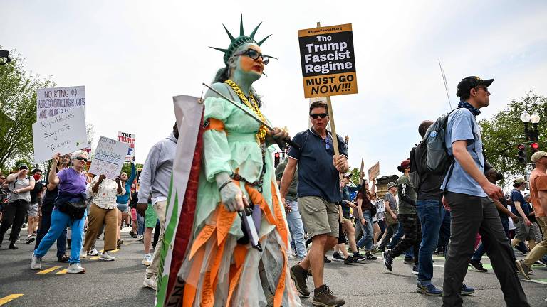 Manifestantes marcham em direção à Casa Branca durante protesto contra as políticas do presidente Donald Trump, em Washington DC (EUA)