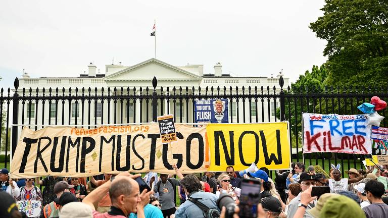 Manifestantes marcharam em direção à Casa Branca durante protesto contra as políticas do presidente Donald Trump, em Washington DC