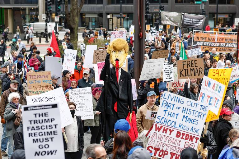 Manifestantes durante protesto contra as políticas do presidente Donald Trump no centro de Chicago, Illinois