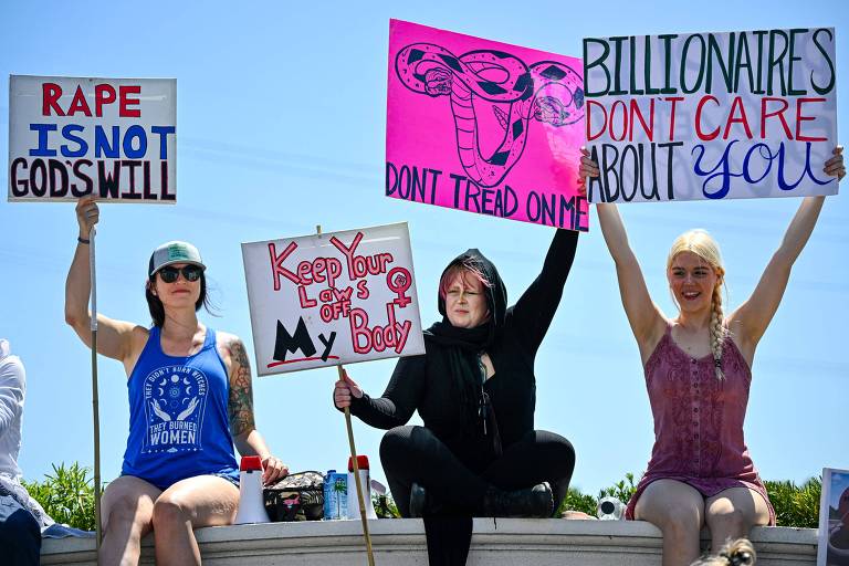 Manifestantes protestam contra o presidente Donald Trump na Flórida; atos contra o governo tomaram as ruas de várias cidades dos Estados Unidos