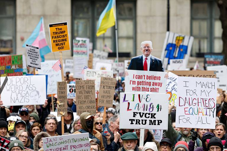 Manifestantes durante protesto contra as políticas do presidente Donald Trump no centro de Chicago, Illinois