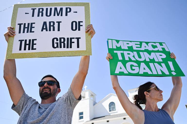 Manifestantes protestam contra o presidente Donald Trump na Flórida; atos contra o governo tomaram as ruas de várias cidades dos Estados Unidos