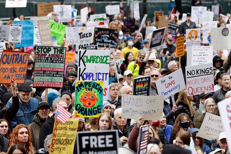 Manifestantes durante protesto contra as políticas do presidente Donald Trump no centro de Chicago, Illinois