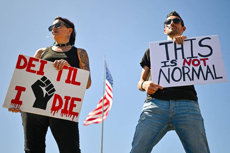 Manifestantes protestam contra o presidente Donald Trump na Flórida; atos contra o governo tomaram as ruas de várias cidades dos Estados Unidos