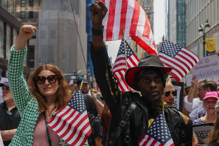 Pessoas participam de uma manifestação contra as políticas do presidente Donald Trump em Nova York (EUA)