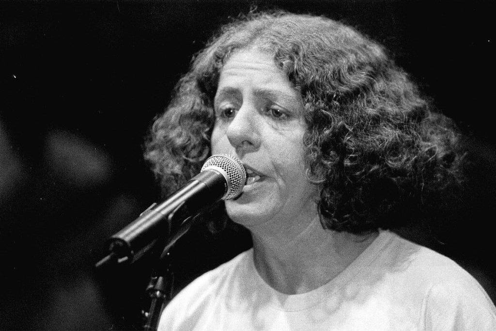 Morre a cantora Cristina Buarque, conhecida como a defensora do samba, aos 74