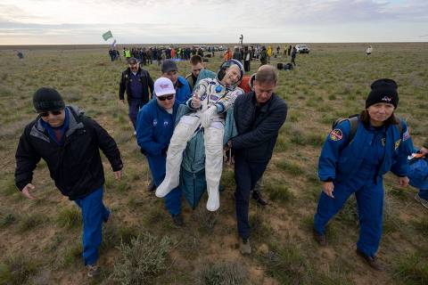 This hanodut picture courtesy of NASA shows NASA astronaut Don Pettit (C)  being carried to a medical tent shortly after he, and Roscosmos cosmonauts Alexey Ovchinin and Ivan Vagner landed in their Soyuz MS-26 spacecraft near the town of Zhezkazgan, Kazakhstan on April 20, 2025. The trio are returning to Earth after logging 220 days in space as a members of Expeditions 71 and 72 aboard the International Space Station. (Photo by Bill INGALLS / NASA / AFP) / RESTRICTED TO EDITORIAL USE - MANDATORY CREDIT 
