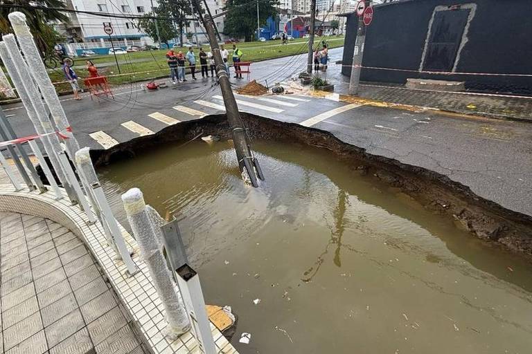 Temporal causa estragos no litoral de SP e abre cratera em São Vicente