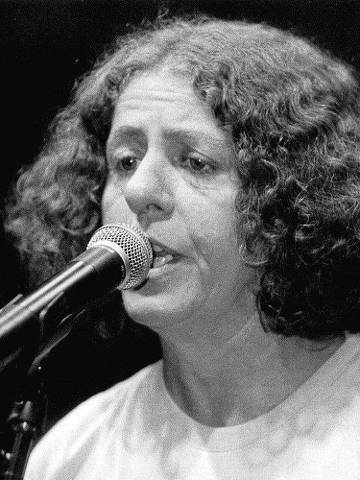 ORG XMIT: 204701_0.tif A cantora Cristina Buarque.