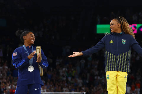Paris 2024 Olympics - Artistic Gymnastics - Women's Floor Exercise Victory Ceremony - Bercy Arena, Paris, France - August 05, 2024. Gold medallist Rebeca Andrade of Brazil celebrates on the podium with silver medallist Simone Biles of United States and bronze medallist Jordan Chiles of United States. REUTERS/Hannah Mckay