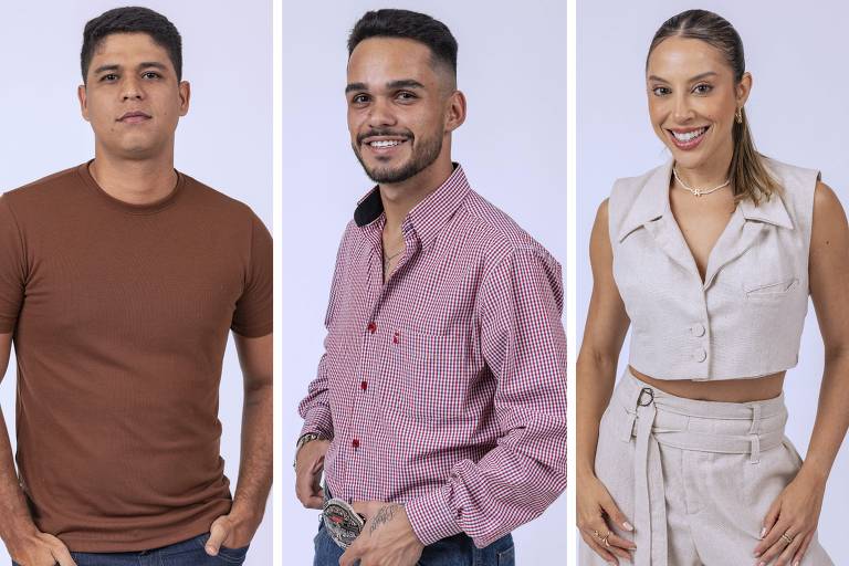 A imagem apresenta três pessoas em poses distintas. À esquerda, um homem com camiseta marrom e jeans escuros. No centro, um homem sorridente usando uma camisa xadrez vermelha e azul, com jeans claros e um cinto. À direita, uma mulher com cabelo preso, vestindo um top cropped claro e calças de linho, sorrindo para a câmera. O fundo é neutro, destacando as roupas dos modelos.