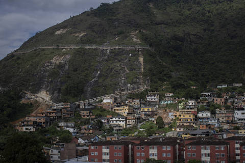 PETRÓPOLIS, RJ, BRASIL, 30-10-2023: Vista do Morro da Oficina, em Petrópolis, na região serrana do Rio de Janeiro. Os estragos provocados pela forte chuva que atingiu a cidade em fevereiro de 2022 ainda são visíveis. (Foto: Eduardo Anizelli/ Folhapress, COTIDIANO) ***EXCLUSIVO***