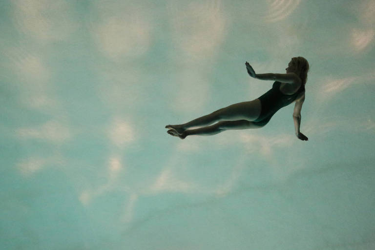 Após 'Annette', Leos Carax emula tom e voz de Godard em novo filme