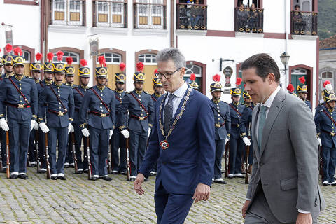 Romeu Zema ao lado de Hugo Motta em cerimônia da Inconfidência Mineira na praça Tiradentes, em Ouro Preto