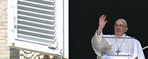 TOPSHOT - Pope Francis waves to the crowd during the Sunday Angelus prayer in St.Peter's Square at the Vatican on October 15, 2023. Pope Francis called on October 15, 2023 for humanitarian corridors to allow the delivery of essentials to the Gaza Strip, which is under heavy Israeli bombardment following a bloody attack by its rulers, Hamas. (Photo by Alberto PIZZOLI / AFP)