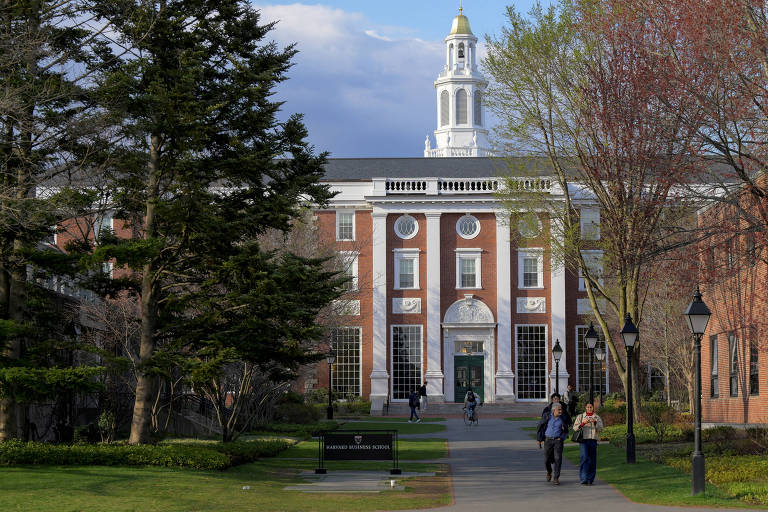 Harvard processa governo Trump para barrar corte bilionário no financiamento