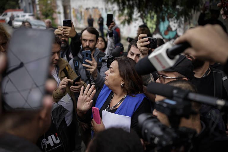 Moradores da Favela do Moinho impedem agentes da CDHU de entrarem na comunidade no começo da manhã; clima era tenso na comunidade
