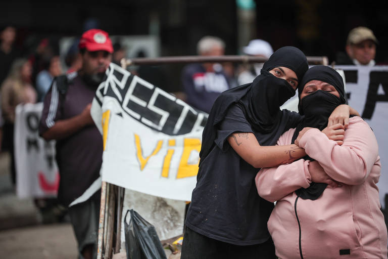 Manifestantes se posicionaram logo nas primeiras horas do dia para protestar contra o plano da gestão Tarcísio de retirar os moradores e acabar com a favela do Moinho; estado diz que condições de vida no local não são adequadas